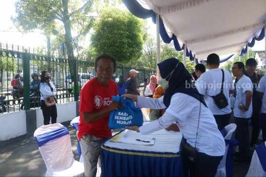 Masyarakat saat membeli paket sembako dalam.Bazar Murah Ramadhan 2023 di Stasiun Madiun, Rabu (12/4/2023)
