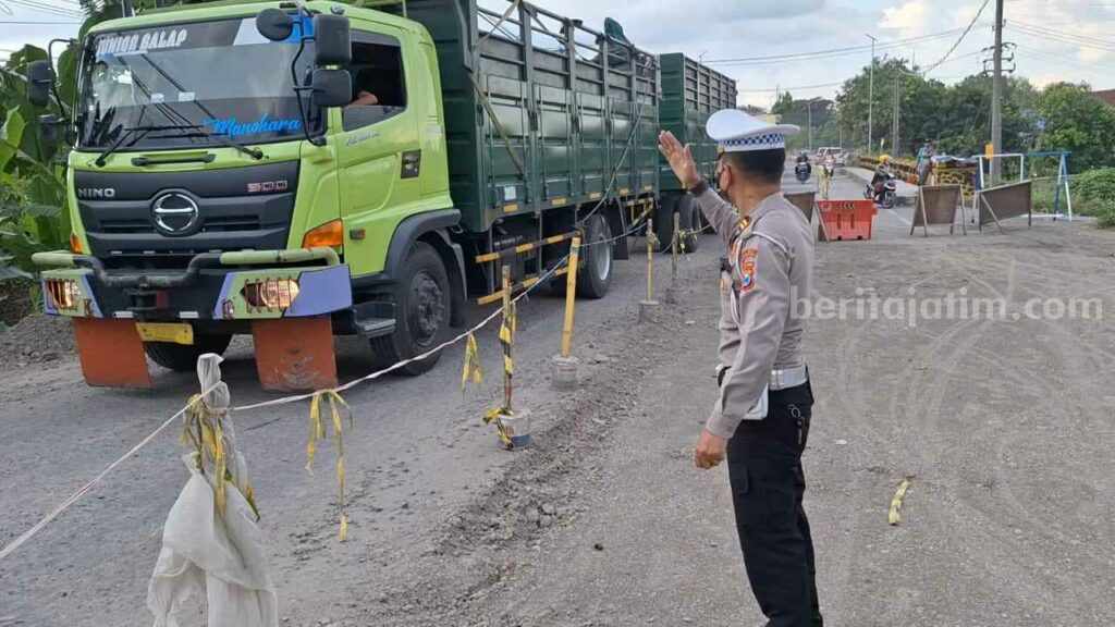 Jembatan setelah rel KA di Jalur By Pass Mojokerto. [Foto : Misti/beritajatim.com]