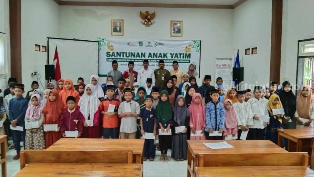 Korwil Dispendik Gedangan Santuni Ratusan Anak Yatim Koordinator Wilayah Dinas Pendidikan (Korwil Dispendik) Kecamatan Gedangan, Kabupaten Malang, menggelar santunan terhadap ratusan anak yatim di gedung PGRI Kecamatan Gedangan, Kamis (13/4/2023).
