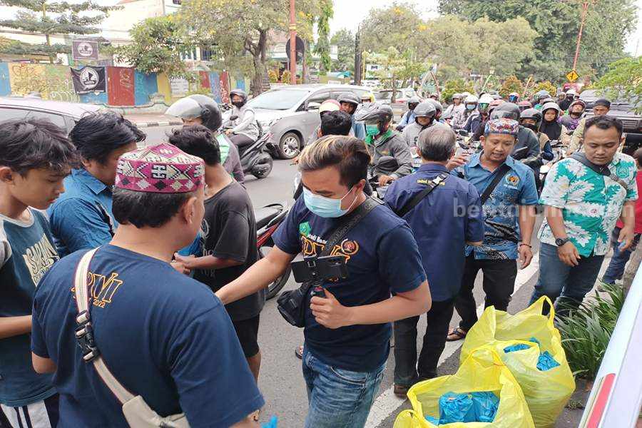 Pengurus dan anggota PWI Sidoarjo bagikan takjil ke pengguna jalan di Jalan A. Yani Sidoarjo