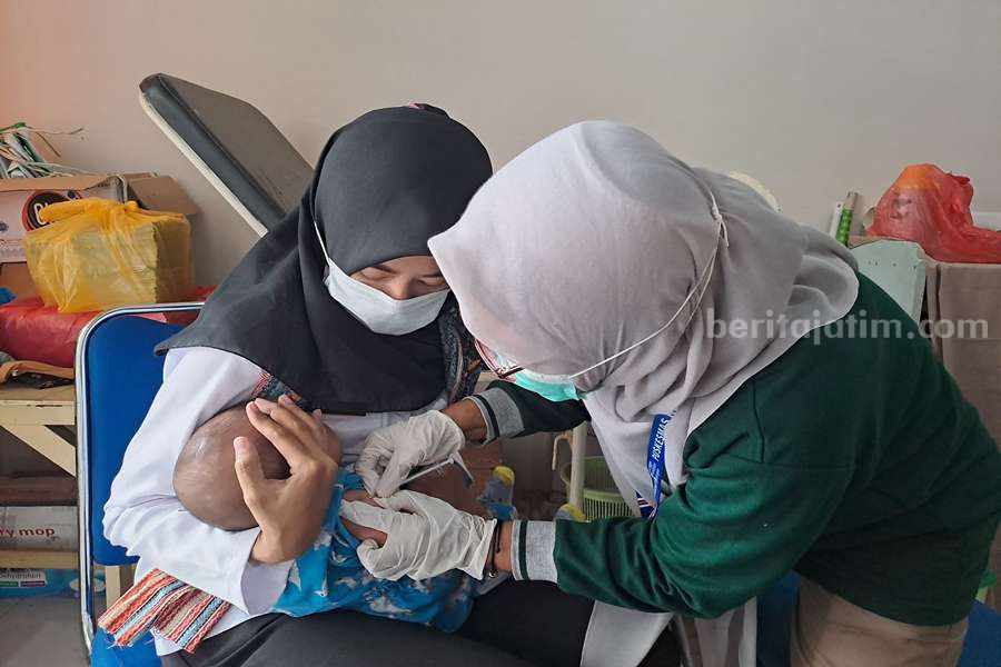 Bayi Anak Warga Binaan Rutan Porong Dapat Layanan Imunisasi Gratis Seorang APK memberikan imunisasi terhadap bayi warga binaan