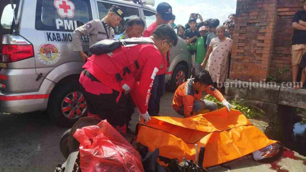 Sejumlah relawan mengevakuasi jenazah korban. [Foto : Misti/beritajatim.com]