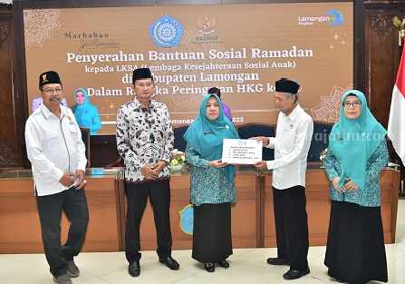 Penyaluran bantuan sosial Ramadhan kepada Lembaga Kesejahteraan Sosial Anak, di pendopo Lokatantra Lamongan (Foto: A. Thoriq Hidayatullah/beritajatim.com)