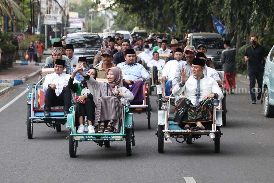 AHY naik becak saat berada di Bangkalan, Madura