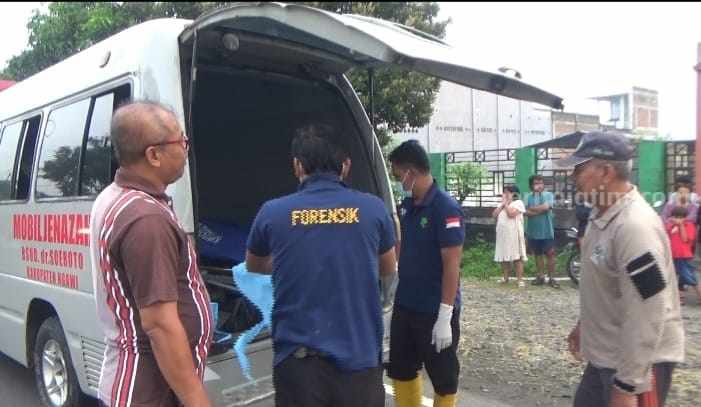 Petugas saat mengevakuasi jenazah korban tabrak lari di Ringroad Timur Ngawi, Sabtu (15/4/2023)