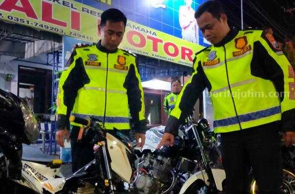 Satlantas Polres Ngawi Amankan 15 Motor Berknalpot Brong saat Patroli Satlantas Polres Ngawi saat mengamankan 15 motor berknalpot brong usai melakukan patroli pada Minggu (16/4/2023)