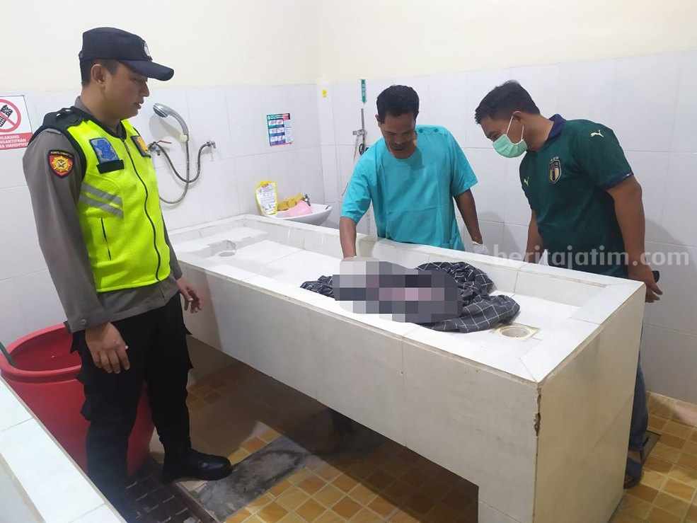 Penemuan jasad bayi perempuan di wisata Pantai Remen Tuban. [Foto:Diah Ayu/beritajatim.com]