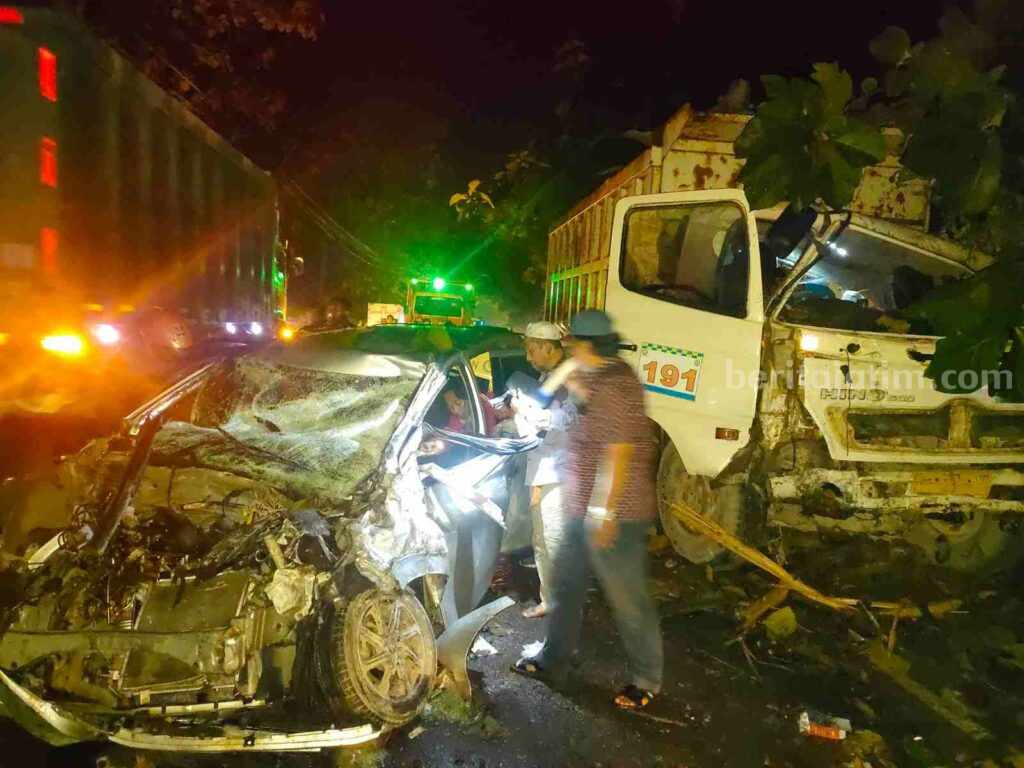Mobil Toyota Calya S 1153 CF yang dikemudikan warga Tuban menabrak dump truk W 8247 UE di Jalan Raya Daendels Pantura Gresik sehingga bagian depannya ringsek dan menyebabkan satu penumpang meninggal dunia