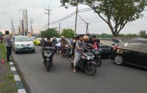 H-5 Idul Fitri 1444 Hijriyah Volume Arus Lalin di Sampang Mulai Meningkat Jalan raya di Madura (Foto: Zamachsari/beritajatim.com)