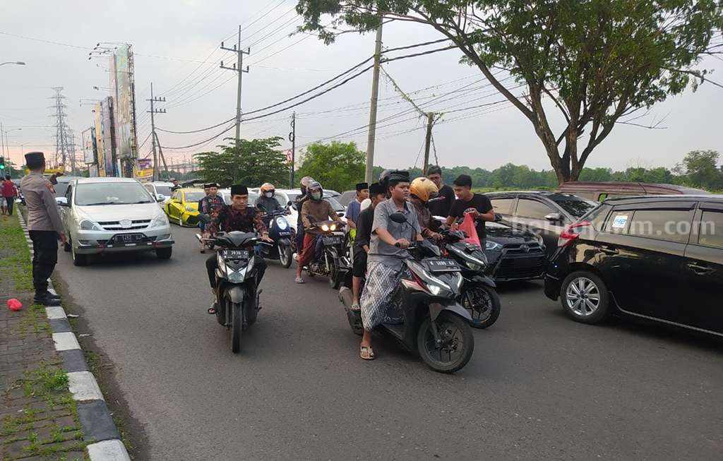 H-5 Idul Fitri 1444 Hijriyah Volume Arus Lalin di Sampang Mulai Meningkat Jalan raya di Madura (Foto: Zamachsari/beritajatim.com)