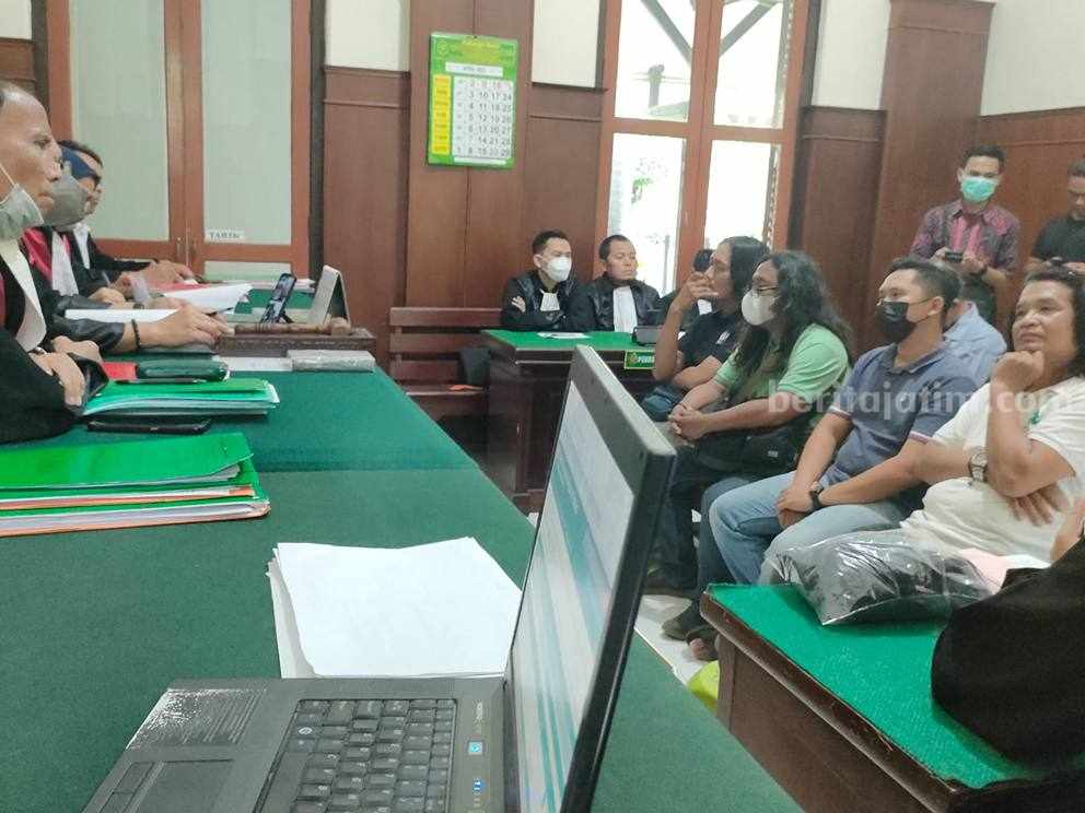Para saksi korban saat diperiksa sebagai saksi dalam persidangan 