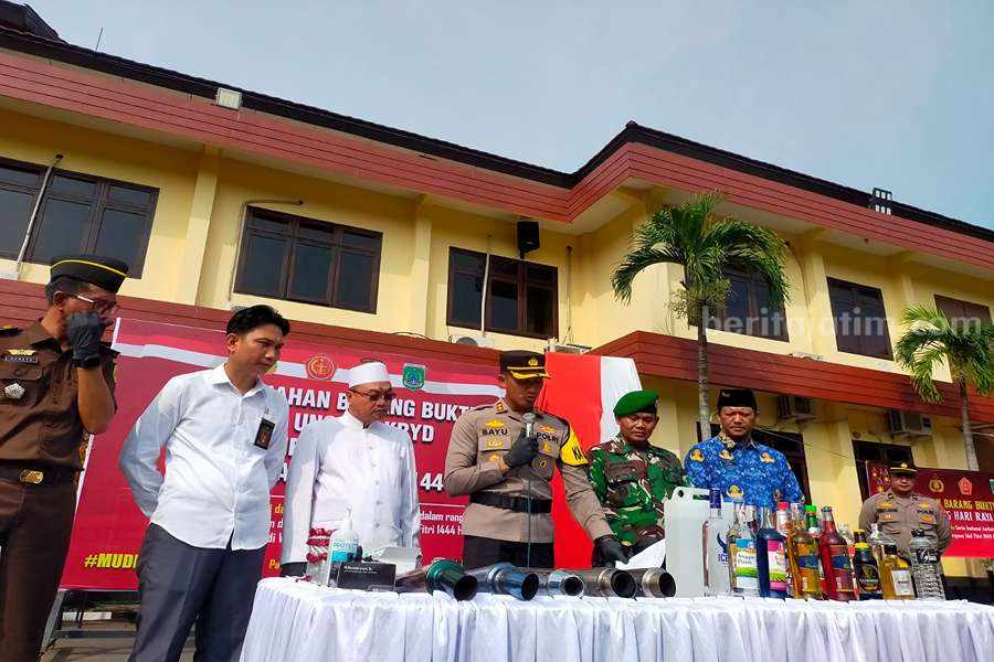 Kapolres Pasuruan, AKBP Bayu Oratama Gabunagi saat hendak melakukan pemusnahan.