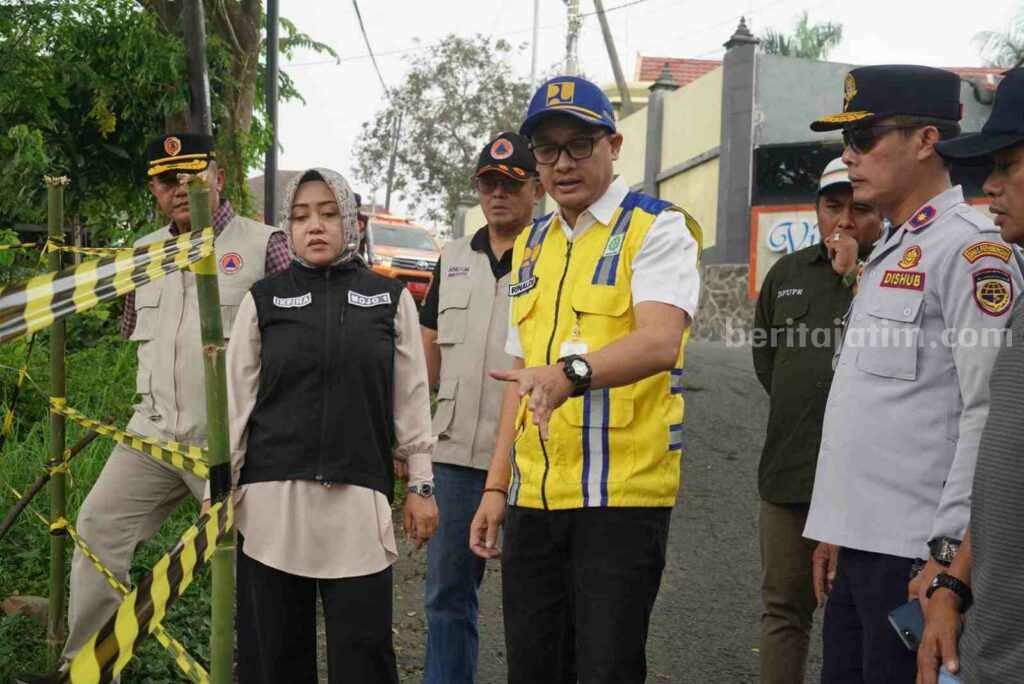 Bupati Mojokerto Ikfina Fahmawati saat pengecekan jalur wisata. [Foto : ist]