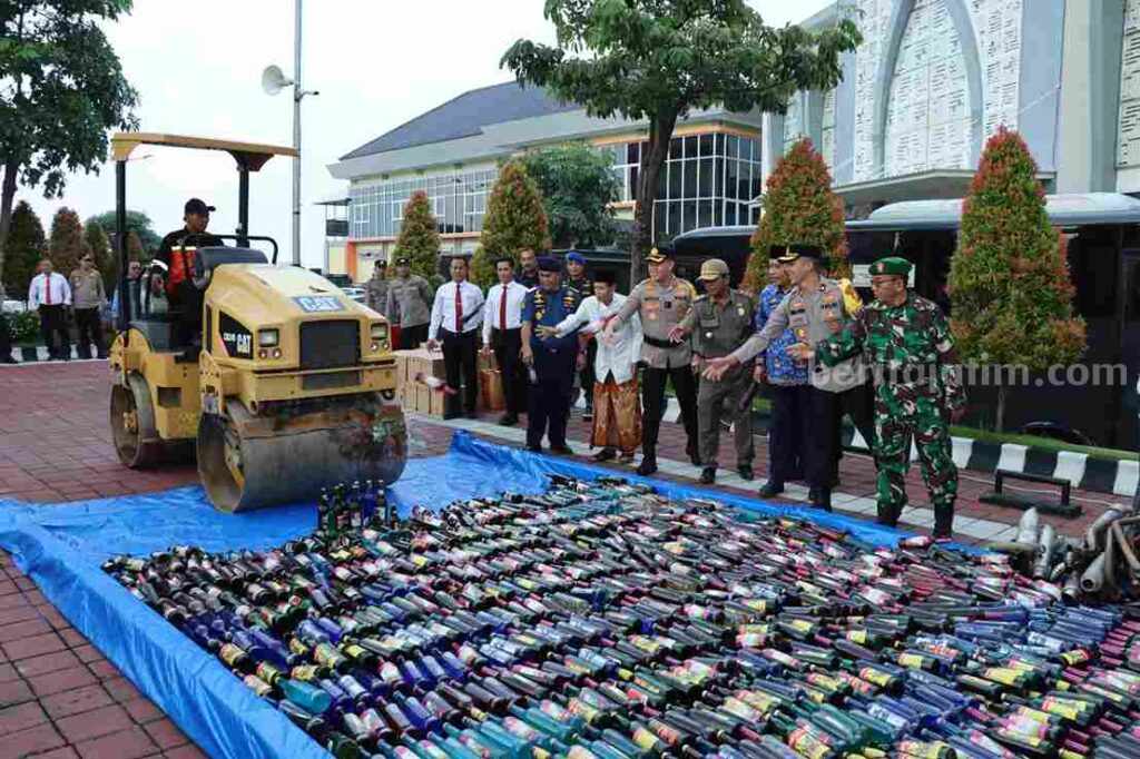 Menjelang Idul Fitri, Polisi Gresik Musnahkan Ribuan Botol Miras Puluhan minuman keras (miras) berbagai merek dimusnahkan di halaman Polres Gresik hasil operasi pekat Semeru 2023