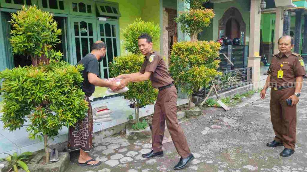 Ramadhan, Kejari Kabupaten Mojokerto Berbagi dengan Anak Yatim dan Santri