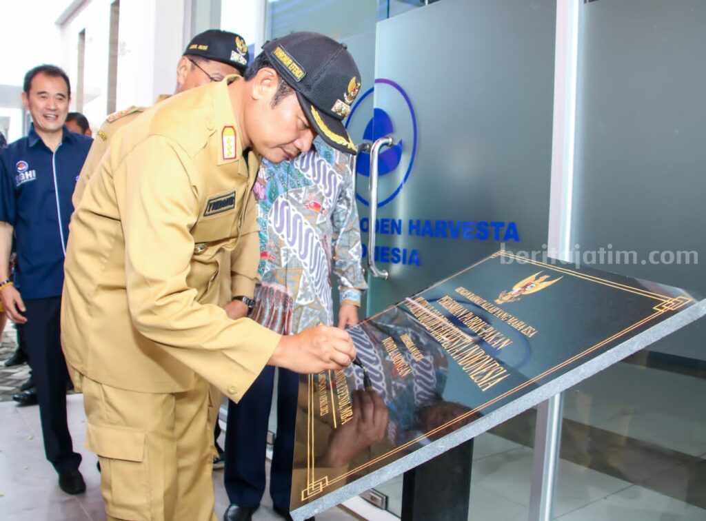 Bupati Lamongan Yuhronur Efendi saat meresmikan PT. Sekar Golden Harvesta Indonesia, di Plosowahyu, Lamongan (Foto: A. Thoriq Hidayatullah/beritajatim.com).