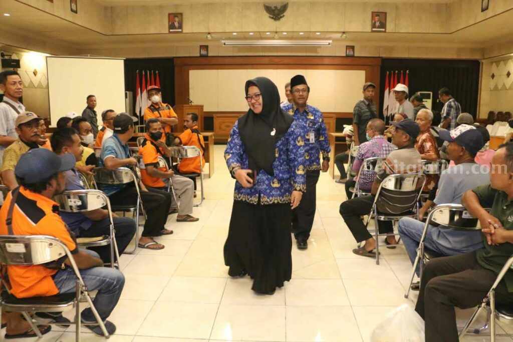 Ratusan sopir angkutan kota dan angkutan desa di Kabupaten Gresik mendapat bantuan sembako menjelang Hari Raya Idul Fitri 1444 H