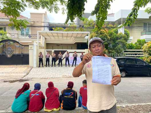 Buruh Datangi Rumah Bos Kapal Api Hingga 6 kali, Upah Belum Dibayarkan Selama 3 Bulan Buruh saat mendatangi rumah bos kapal api di Jalan Dharmahusada Indah, Selasa (18/04/2023). (Foto/ist)