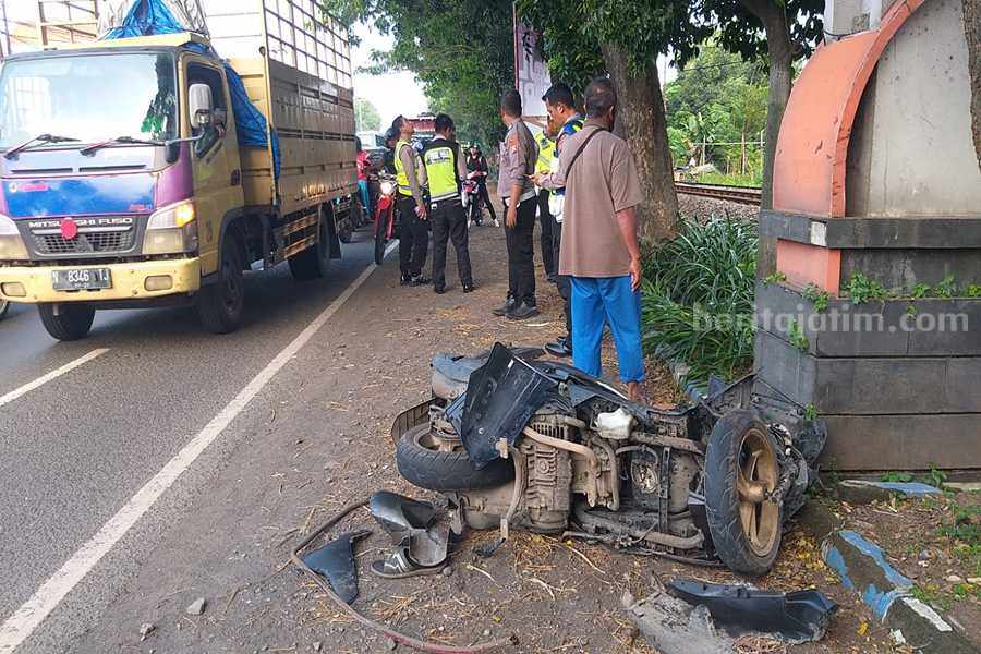 Anggota Satlantas Polres Pasuruan saat melakukan evakuasi kepada korban.