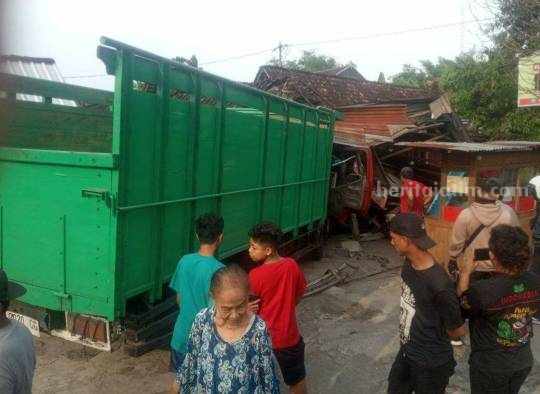 Truk yang diduga rem blong dan kemudian menabrak warung di Jalan Raya Ngawi-Surabaya masuk Desa/Kecamatan Padas, Ngawi, Selasa (18/4/2023)