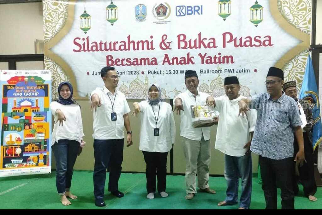 BRI – PWI Jatim Serahkan 100 Bingkisan untuk Media dan Anak yatim