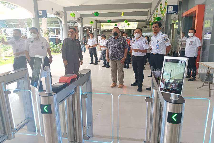 Ketua Komisi D DPRD Jatim, dr Agung Mulyono saat sidak di Stasiun Gubeng Surabaya