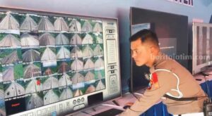 Anggota Satlantas Polres Malang, memantau kondisi arus lalu lintas di Simpang 4 Karanglo dan Exit Tol Singosari, Rabu (19/4/2023).