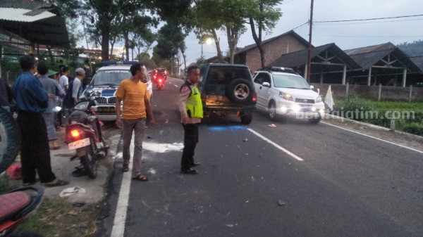 Polisi saat melakukan olah TKP kecelakaan karambol di Jalan Raya Plaosan-Sarangan masuk Kelurahan/Kecamatan Plaosan, Magetan pada Rabu (19/4/2023) pukul 17.00 WIB.