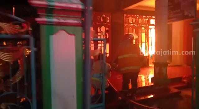 Ditinggal Tarawih Rumah di Madiun Terbakar, Kerugian Ditaksir Ratusan Juta Petugas saat mencoba memadamkan api yang membakar rumah Parno di Desa Wayut, Jiwan, Madiun, Jawa Timur, Rabu (19/4/2023)