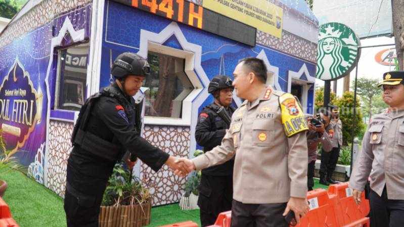 Kapolrestabes Surabaya Pastikan Kondisi Aman Jelang Lebaran Kapolrestabes Surabaya, Kombes Pol Pasma Royce saat berkunjung ke Pos pengamanan di Surabaya, Kamis (20/04/2023). (Foto/Anggadia)
