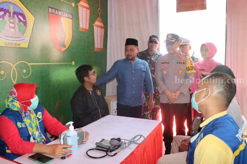 Bupati Gresik Fandi Akhmad Yani (tengah) didampingi Kapolres AKBP Adhitya Panji Anom (kanan) mendatangi pemudik di posyan yang akan balik ke Jakarta
