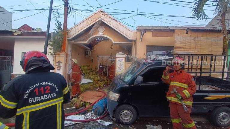 Petugas Pemadam Kebakaran kota Surabaya saat melakukan pembasahan di depo LPG Jalan Candi Lontar, Kamis (20/04/2023). (Foto/ist)