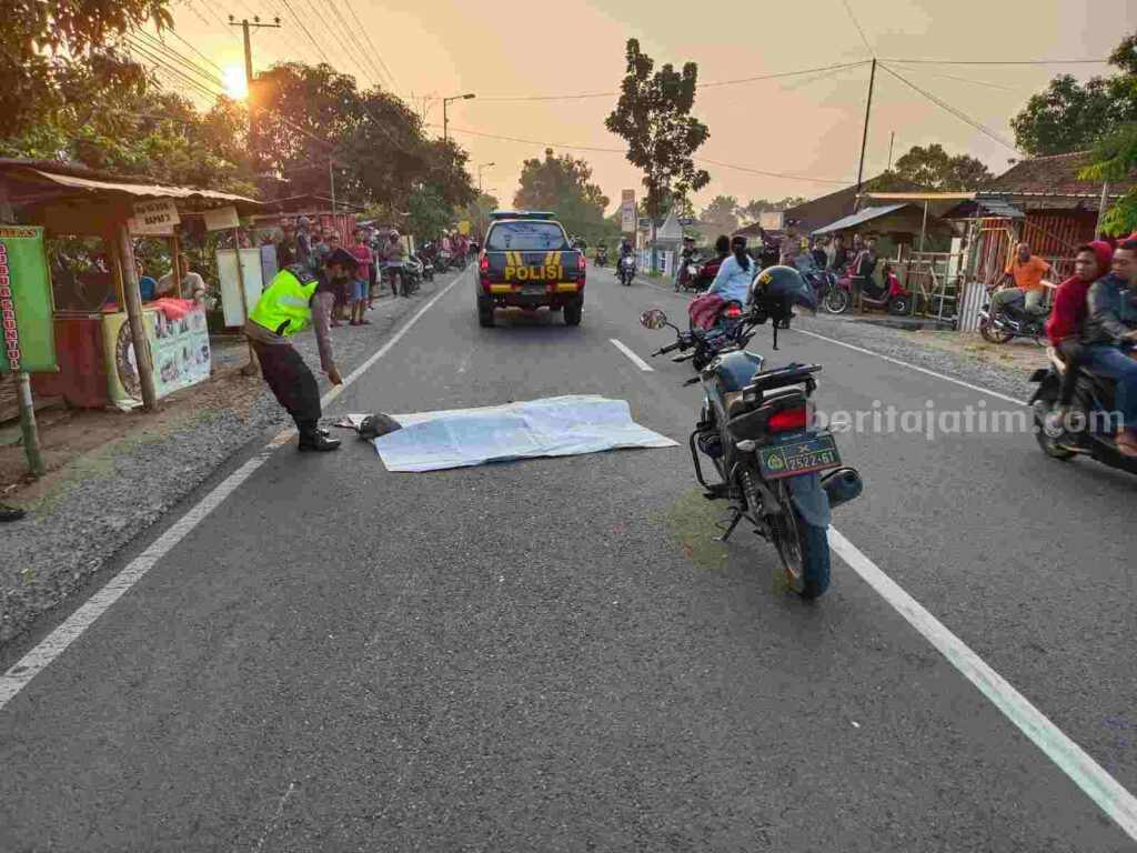 Petugas melakukan olah TKP di lokasi kejadian. [Foto : ist]