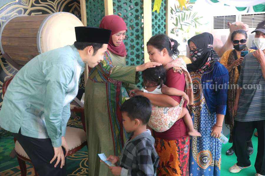 Khofifah bersalaman saling bermaafan dengan ribuan masyarakat di Gedung Negara Grahadi Surabaya selama 2 hari