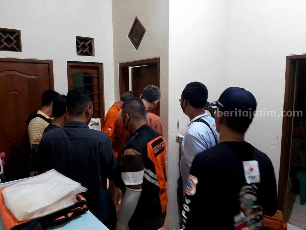 Petugas Unit Identifikasi Polres Mojokerto melakukan identifikasi. [Foto : ist]