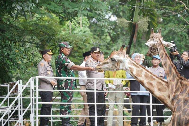 Forkopimda Jawa Timur bersama dengan Kapolrestabes Surabaya saat melakukan kunjungan ke KBS, Senin (24/04/2023). (Foto/humas Polrestabes Surabaya)