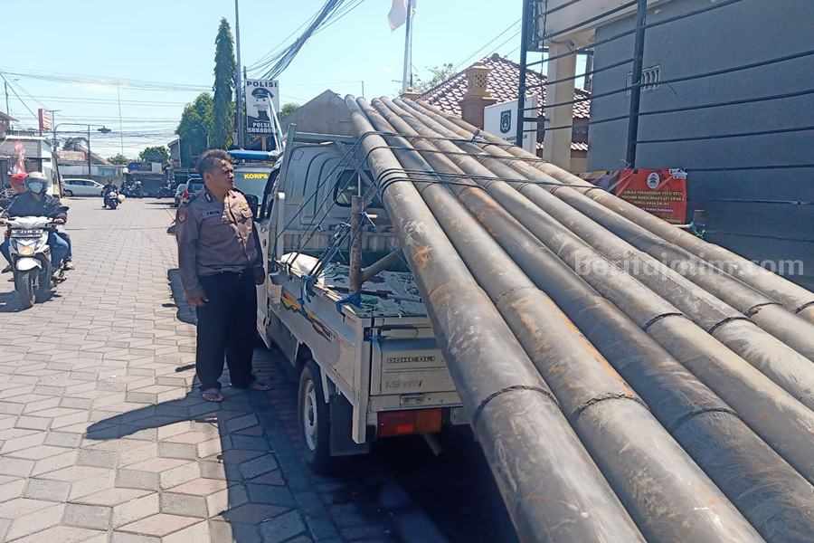 Anggota Polsek Sukodono Aiptu Sutris menunjukkan barang bukti tiang fiber optik di atas Kendaraan