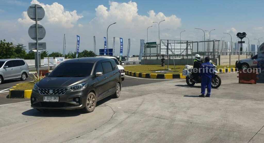 Kepadatan kendaraan arus balik di Rest Area 725/A Tol Surabaya-Mojokerto, Senin (24/4/2023). [Foto : ist]