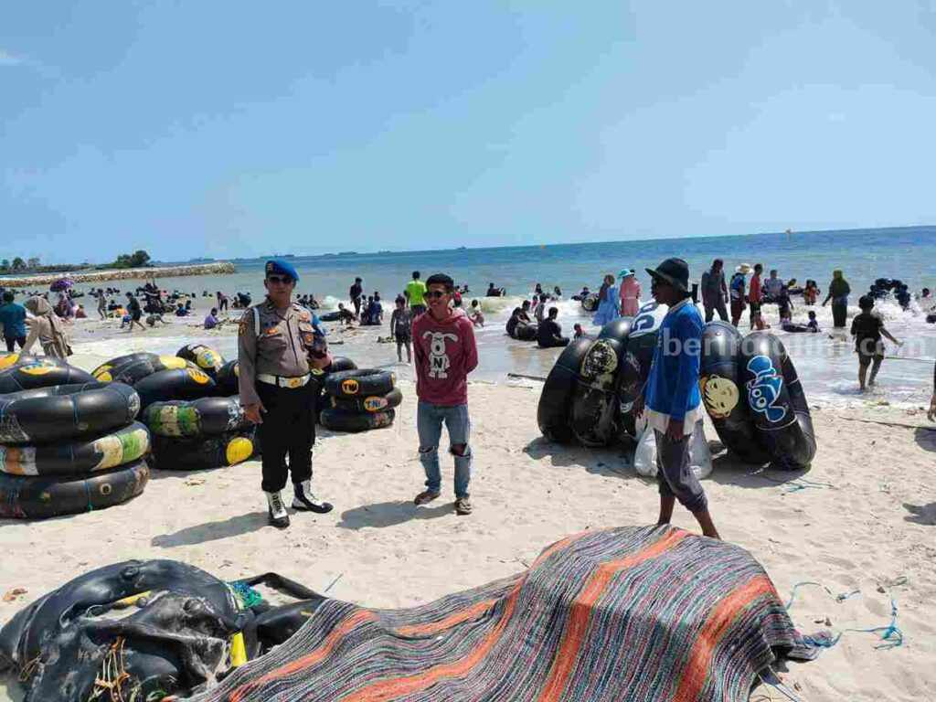 Polisi melakukan penjagaan di tempat wisata pantai Dalegen.