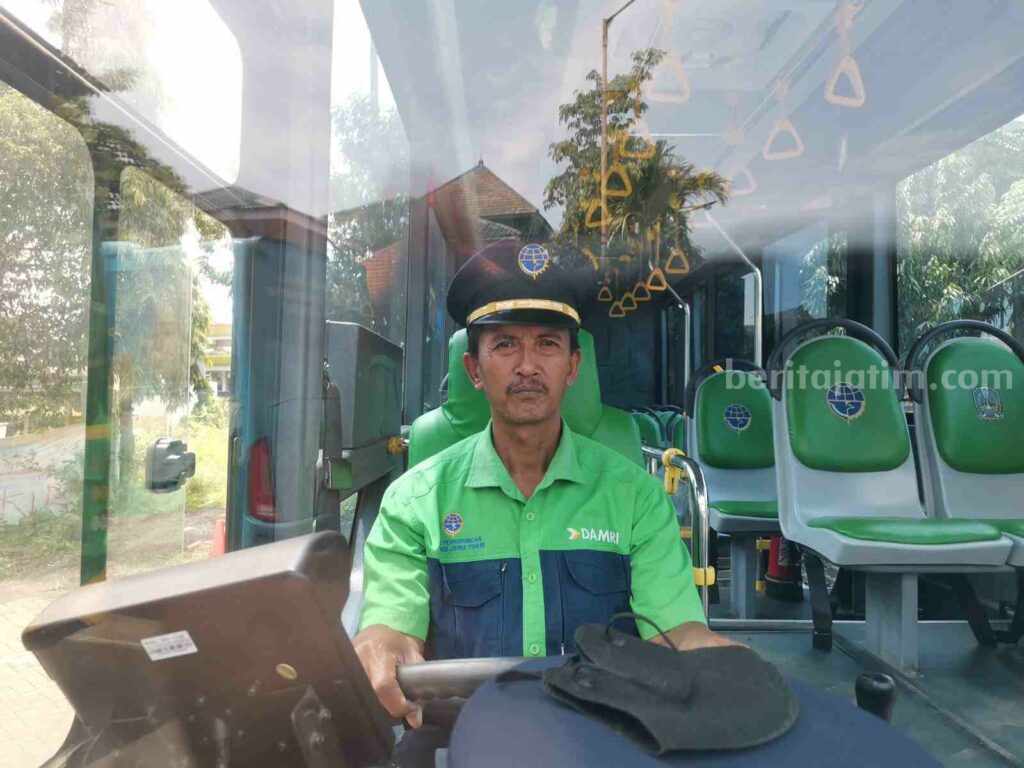 Sopir bus Trans Jatim rute Gresik-Surabaya-Sidoarjo Sumarno tak pernah merasakan Lebaran pertama karena bertugas melayani penumpang.