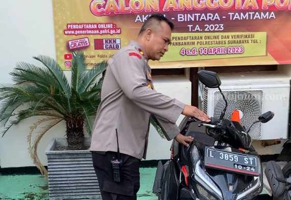 Kapolsek Sukolilo, Kompol M Sholeh saat memeriksa kendaraan warga yang dititipkan di Polsek Sukolilo, Rabu (26/04/2023). (Foto/anggadia).
