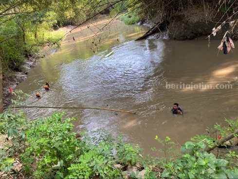 Anggota Damkar Ngawi Menyelam untuk Cari Kakek Hanyut di Sungai damkar ngawi
