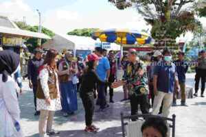 Pj Wali Kota menyapa wisatawan yang berkunjung ke kota Batu (Foto: Istimewa)