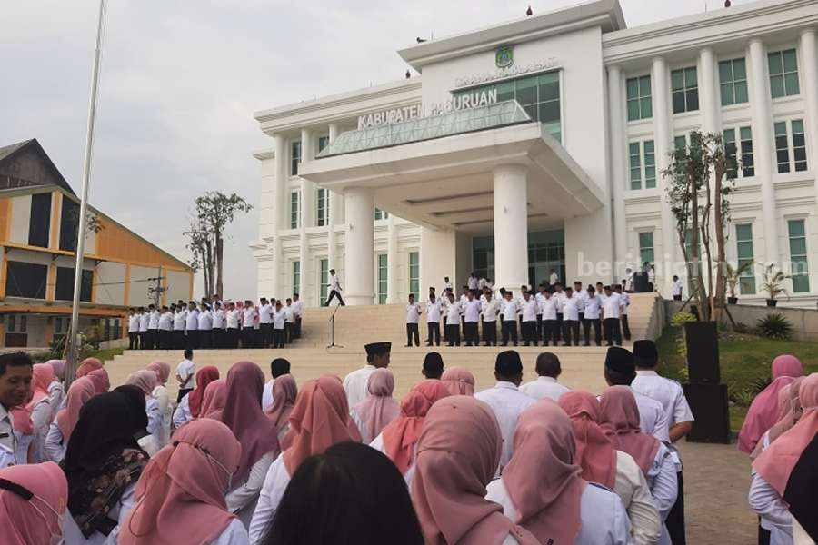 Bupati Pasuruan Irsyad Yusuf saat melakukan apel pagi di depan Gedung Harmoni.