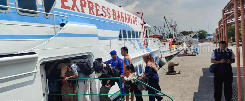 Petugas Satpolair Polres Gresik turut mengamankan arus balik penumpang kapal cepat ekspress bahari tujuan Pulau Bawean