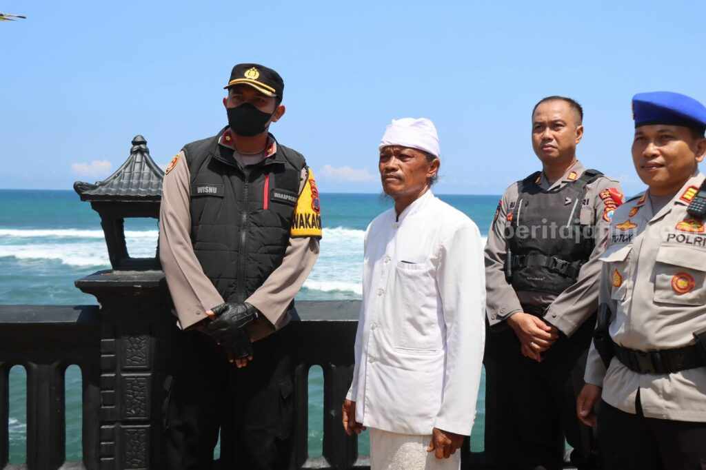 Wakapolres Malang Kompol Wisnu S.Kuncoro memantau langsung pengunjung tempat wisata Pantai Balekambang, Kabupaten Malang, Rabu (26/4/2023).
