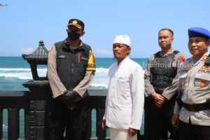 Wakapolres Malang Kompol Wisnu S.Kuncoro memantau langsung pengunjung tempat wisata Pantai Balekambang, Kabupaten Malang, Rabu (26/4/2023).
