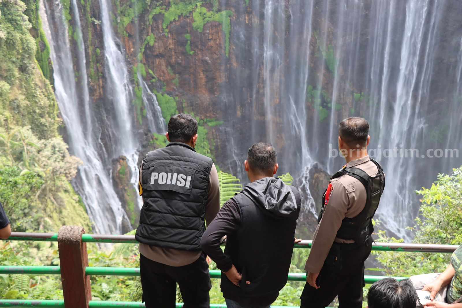 Patroli pengamanan libur Lebaran di tempat wisata Air Terjun Tumpak Sewu di Kecamatan Ampelgading, Kabupaten Malang, Rabu (26/4/2023).