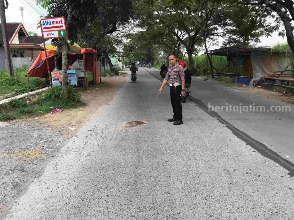 Petugas Unit Laka Satlantas Polresta Mojokerto melakukan olah TKP. [Foto : ist]