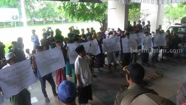 Puluhan Warga Bangkalan Demo Kantor Bupati Aksi demo warga Bangkalan di kantor Pemkab (Foto: Zamachsari/beritajaim.com)